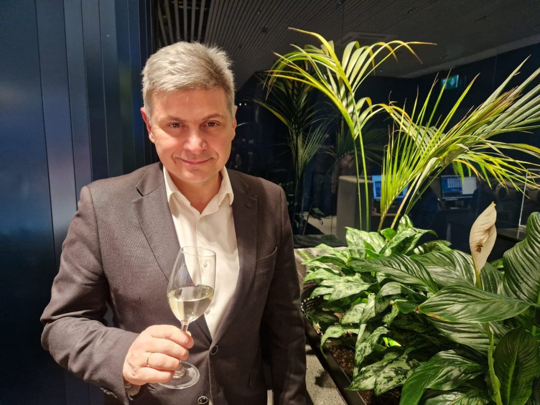 Ερώτηση Φαραντούρη στην Κομισιόν για δασμούς σε κρασιά και αλκοολούχα ποτά από τις ΗΠΑ