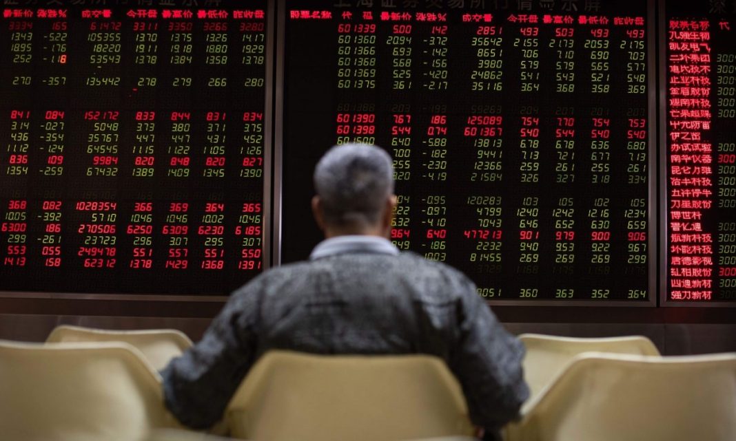 Χρηματιστήριο «Ο Trump κρατά τους πολιτικούς ηγέτες να μαντεύουν σχετικά με τις επόμενες κινήσεις του για τους δασμούς, αλλά το πρόβλημα είναι ότι κρατά επίσης τους επενδυτές να μαντεύουν και αυτό αντικατοπτρίζεται στην κακή διάθεση της αγοράς», δήλωσε ο Tim Waterer, επικεφαλής αναλυτής αγοράς στην εταιρεία χρηματοπιστωτικών υπηρεσιών KCM Trade. Η Ruth Foxe-Blader της Foxe Capital χαρακτήρισε τη Δευτέρα μια «πολύ δύσκολη και χαοτική μέρα για το χρηματιστήριο στις ΗΠΑ» και «οι αγορές μισούν το χάος». Είπε ότι οι επενδυτές αντιδρούν στις πολιτικές του Trump - αλλά πωλούν επίσης μετοχές τεχνολογίας που αισθάνονται ότι ήταν υπερτιμημένες. Η Lindsay James, στρατηγικός αναλυτής επενδύσεων στην Quilter Investors, δήλωσε ότι η πτώση της τιμής της μετοχής της Tesla «οφείλεται σε σκληρούς αριθμούς» με τις νέες παραγγελίες να μειώνονται κατά το ήμισυ στην Ευρώπη και την Κίνα κατά το παρελθόν έτος. Πρόσθεσε ότι υπάρχει «ένα στοιχείο» της πολιτικής του Elon Musk «που έχει αντίκτυπο στο εμπορικό σήμα», αλλά «υπάρχουν και άλλες οπτικές γωνίες», συμπεριλαμβανομένου του ανταγωνισμού από τους κινέζους κατασκευαστές ηλεκτρικών οχημάτων και τους επενδυτές που «ανησυχούν περισσότερο για μια οικονομική επιβράδυνση». Σχολιάζοντας την χρηματιστηριακή εικόνα της Δευτέρας, ο εκπρόσωπος του Λευκού Οίκου Κους Ντεσάι δήλωσε ότι «ηγέτες της βιομηχανίας» ανταποκρίθηκαν στην ατζέντα του Τραμπ, συμπεριλαμβανομένων των δασμών, «με τρισεκατομμύρια σε επενδυτικές δεσμεύσεις». Την περασμένη εβδομάδα, οι κύριες αγορές των ΗΠΑ υποχώρησαν στο επίπεδο που παρατηρήθηκε πριν από την εκλογική νίκη του Trump τον περασμένο Νοέμβριο, η οποία είχε αρχικά χαιρετιστεί από τους επενδυτές λόγω των ελπίδων για φορολογικές περικοπές και ελαφρύτερες ρυθμίσεις. Οι επενδυτές φοβούνται ότι οι δασμοί του Τραμπ θα οδηγήσουν σε υψηλότερες τιμές και θα πλήξουν την ανάπτυξη στη μεγαλύτερη οικονομία του κόσμου. Οι αναλυτές της JPMorgan Chase δήλωσαν ότι υπάρχει «σημαντικά υψηλότερος κίνδυνος παγκόσμιας ύφεσης φέτος λόγω των ακραίων πολιτικών των ΗΠΑ». Τοποθετούν την πιθανότητα ύφεσης στο 40%. Ο οικονομολόγος Mohamed El-Erian δήλωσε ότι οι επενδυτές ήταν αρχικά αισιόδοξοι για τα σχέδια του Τραμπ για απορρύθμιση και χαμηλότερους φόρους, ενώ υποτίμησαν την πιθανότητα ενός εμπορικού πολέμου. Είπε ότι οι πρόσφατες πτώσεις στο χρηματιστήριο, οι οποίες ξεκίνησαν την περασμένη εβδομάδα, αντικατοπτρίζουν την προσαρμογή αυτών των στοιχημάτων. «Είναι μια πλήρης αλλαγή σε αυτό που περίμενε η αγορά», πρόσθεσε, σημειώνοντας ότι οι επενδυτές ανταποκρίνονται επίσης στις ενδείξεις ότι οι επιχειρήσεις και τα νοικοκυριά αρχίζουν να συγκρατούν τις δαπάνες λόγω της αβεβαιότητας, η οποία θα μπορούσε να βλάψει την οικονομική ανάπτυξη. Αλλά ο Κέβιν Χάσετ, οικονομικός σύμβουλος του προέδρου Τραμπ, αντικρούει εκείνους που προβάλλουν αυτή τη ζοφερή προοπτική, σημειώνοντας πως υπάρχουν πολλοί λόγοι για να είμαστε αισιόδοξοι για την οικονομία των ΗΠΑ και ότι οι δασμοί που επιβλήθηκαν στον Καναδά, το Μεξικό και την Κίνα φέρνουν ήδη τη μεταποίηση και τις θέσεις εργασίας στις Ηνωμένες Πολιτείες. Παραδέχθηκε όμως ότι υπήρχαν κάποια «κενά στα δεδομένα» για αυτό το τρίμηνο, τα οποία απέδωσε στο χρονοδιάγραμμα των δασμών του Τραμπ και στην «κληρονομιά του Μπάιντεν».