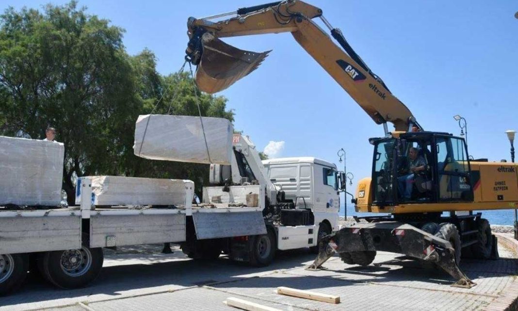 Εργατικό ατύχημα στο Ηράκλειο: Έπεσαν μάρμαρα από γερανοφόρο και τραυματίστηκαν δύο άτομα