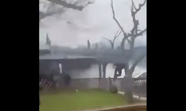 Μάχες σώμα με σώμα από τα επεισόδια οπαδών ΑΕΚ και ΠΑΟΚ στην εθνική οδό – Βίντεο-ντοκουμέντο