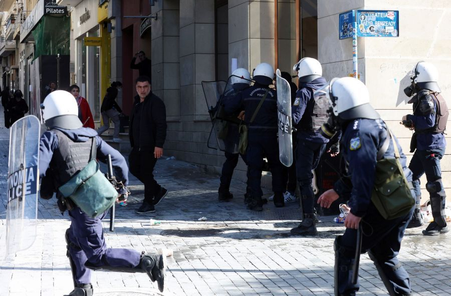 Τέμπη: ΜΑΤατζής έριξε σπρέι στο πρόσωπο πατέρα θύματος – «Κράταγα τη φωτογραφία του γιου μου»