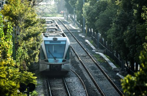 Χαλκίδα: Σύγκρουση συρμού του Προαστιακού με φορτηγό