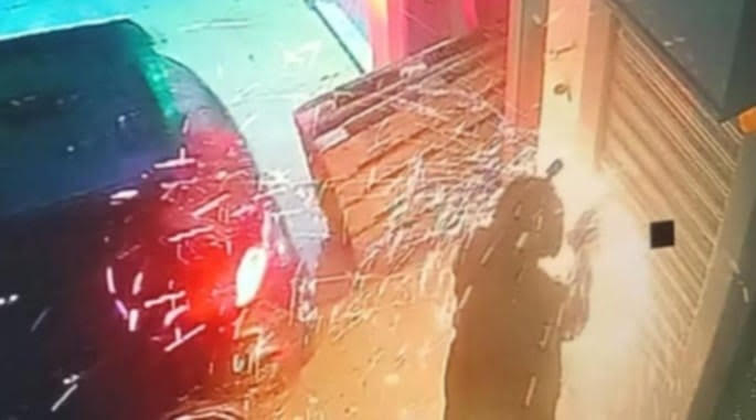 Κυλλήνη: Ανατίναξαν ATM και πήραν 140.000 ευρώ