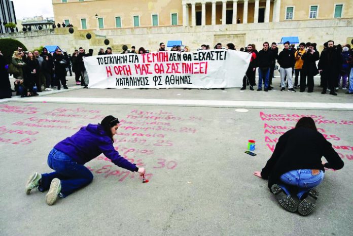 Τα καλέσματα αφορούν σε 14 πόλεις σε ολόκληρη τη χώρα, με κοινή ώρα στις 7 το απόγευμα, ώρα δηλαδή που μέσα στη Βουλή θα διεξάγεται η προ ημερησίας διάταξης συζήτηση για τα Τέμπη Nέα συλλαλητήρια για τα Τέμπη έχουν προγραμματιστεί σήμερα Tετάρτη σε όλη την Ελλάδα. Στην Αθήνα, η συγκέντρωση θα πραγματοποιηθεί στο Σύνταγμα στις 7 το απόγευμα, ενώ την ίδια ώρα έχουν προγραμματιστεί συγκεντρώσεις στη Θεσσαλονίκη, στο Άγαλμα Βενιζέλου, στην Πάτρα, στην πλατεία Γεωργίου, και στη Λάρισα, στην κεντρική πλατεία της πόλης. Τα συλλαλητήρια διοργανώνουν διάφοροι κοινωνικοί φορείς, επαγγελματικές ενώσεις, εργατικά σωματεία, φοιτητικοί και μαθητική σύλλογοι ενώ υπάρχει κάλεσμα και από πολιτικά κόμματα. Πλήθος κόσμου αναμένεται να συγκεντρωθούν σε αυτά τα συλλαλητήρια προκειμένου να ζητήσουν αυτό που ζήτησαν και την Παρασκευή, δηλαδή δικαιοσύνη αλλά και δικαίωση για τις ψυχές των 57 συνανθρώπων μας που έχασαν τόσο άδικα τη ζωή τους εκείνη τη μαύρη νύχτα στα Τέμπη. Τα καλέσματα αφορούν σε 14 πόλεις σε ολόκληρη τη χώρα, με κοινή ώρα στις 7 το απόγευμα, ώρα δηλαδή που μέσα στη Βουλή θα διεξάγεται η προ ημερησίας διάταξης συζήτηση για τα Τέμπη και παράλληλα η συζήτηση για την πρόταση μομφής κατά της κυβέρνησης, στην οποία συμφώνησαν χθες τα τέσσερα κόμματα της αντιπολίτευσης στην Αθήνα. Στην Αθήνα, στις 18:30 ώρα υπάρχει μια προσυγκέντρωση από την Ομοσπονδία Γονέων Αττικής, η οποία καλεί σε συγκέντρωση στους Στύλους του Ολυμπίου Διός, προκειμένου να πάει συντεταγμένα και μαζικά στο συλλαλητήριο του Συντάγματος 7 η ώρα το απόγευμα.