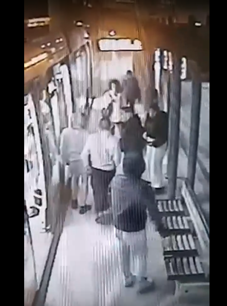 Βίντεο ντοκουμέντο της συμμορίας που έκλεβε αλυσίδες από επιβάτες στα Μέσα Μεταφοράς