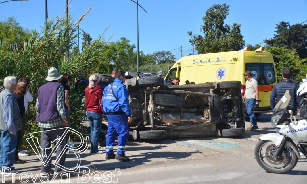 Πρέβεζα: Σφοδρό τροχαίο με τρεις εγκλωβισμένους