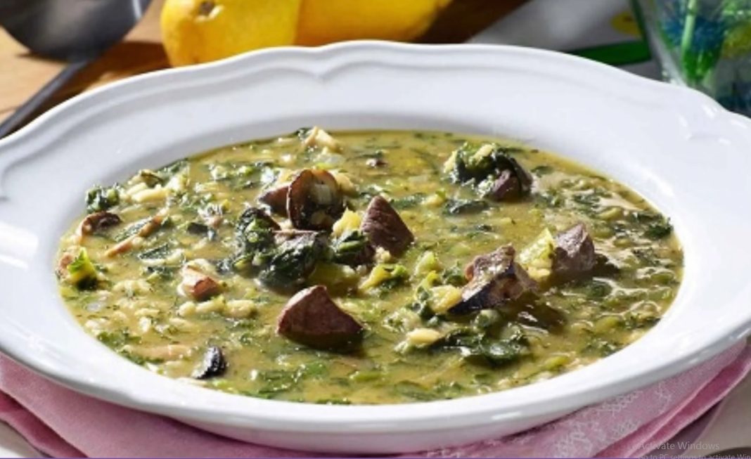 Μαγειρίτσα με κοτόπουλο και μαρούλι – η πιο εύκολη συνταγή!