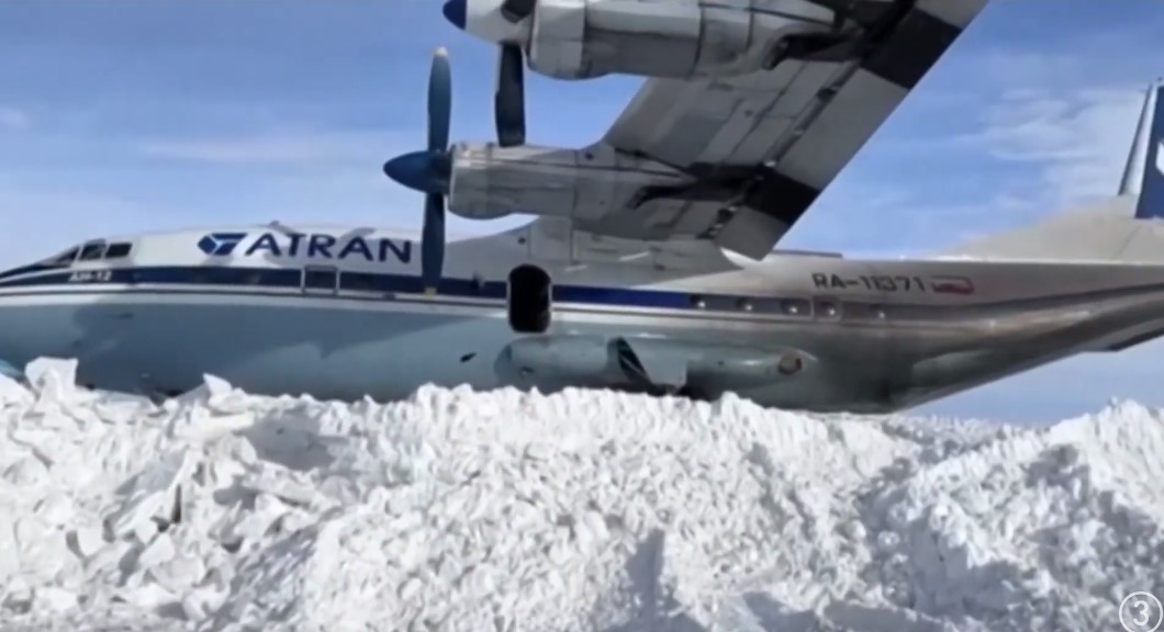 Δραματική προσγείωση αεροσκάφους στη Σιβηρία: Προσγειώθηκε με την κοιλιά πάνω σε χιόνι