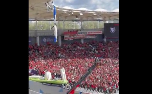 Γαλλία: Αλεξιπτωτιστής εγκλωβίστηκε στην οροφή ενός γηπέδου (video)