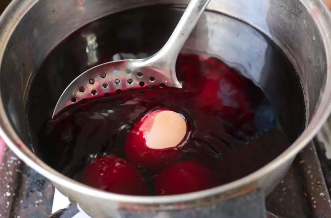 Βάψιμο αυγών με φυσικό τρόπο: Οι 7 εύκολοι τρόποι για το κάνετε στο σπίτι