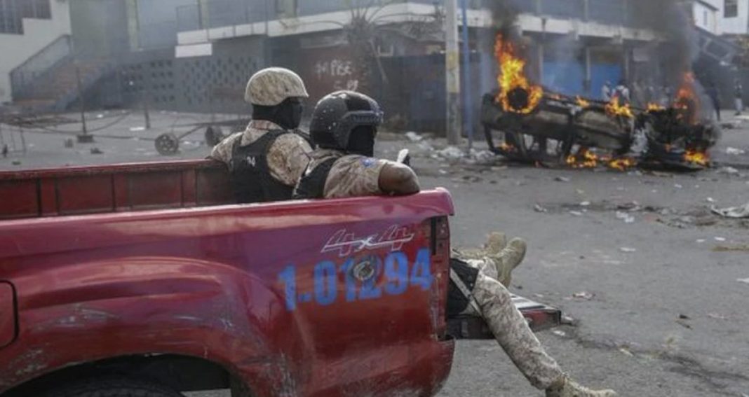 Αϊτή: Μπροστά στο «απόλυτο χάος» η χώρα – Κλιμακώνεται η βία συμμοριών, καταρρέουν οι θεσμοί