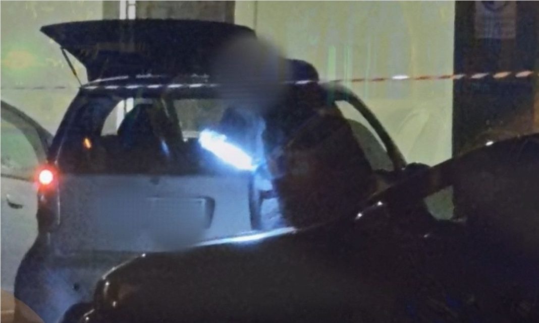 Τα ξημερώματα του Μεγάλου Σαββάτου, ένας άνδρας εντοπίστηκε νεκρός μέσα σε αυτοκίνητο στην Καλλιθέα, φέροντας τραύματα από σφαίρες. Το όχημα βρισκόταν σε πιλοτή πολυκατοικίας, στην οδό Σκίππη 52, με τη μηχανή σε λειτουργία και το παράθυρο του οδηγού ανοιχτό. Σύμφωνα με τις πρώτες πληροφορίες από τις αστυνομικές αρχές, το θύμα έφερε τραύματα από πυροβολισμούς στο κεφάλι και τον λαιμό. Οι τελευταίες εξελίξεις γύρω από την ταυτότητα του νεκρού κάνουν λόγο για έναν 42χρονο υπήκοο Αιγύπτου, ο οποίος στο παρελθόν είχε απασχολήσει τις διωκτικές αρχές για υποθέσεις ναρκωτικών.