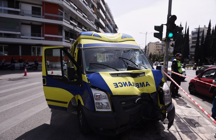 Σοβαρό τροχαίο με 5 τραυματίες στο Παγκράτι: Ασθενοφόρο έπεσε σε κολώνα που καταπλάκωσε πεζούς