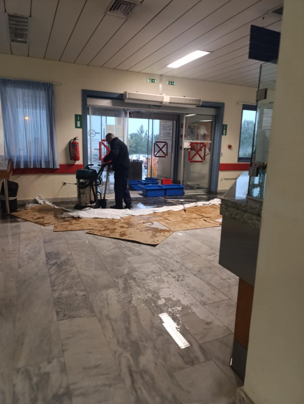 Νοσοκομείο Χανίων: Τα νερά της βροχής τρέχουν από το ταβάνι – Με κουβάδες συγκρατούν τα νερά