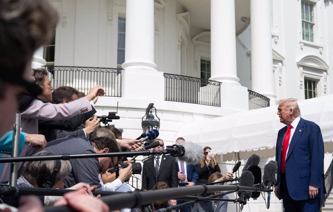 Τραμπ: «Πάμε πολύ καλά», η πρώτη αντίδρασή του μετά τις απώλειες $2 τρισ. στη Wall Street