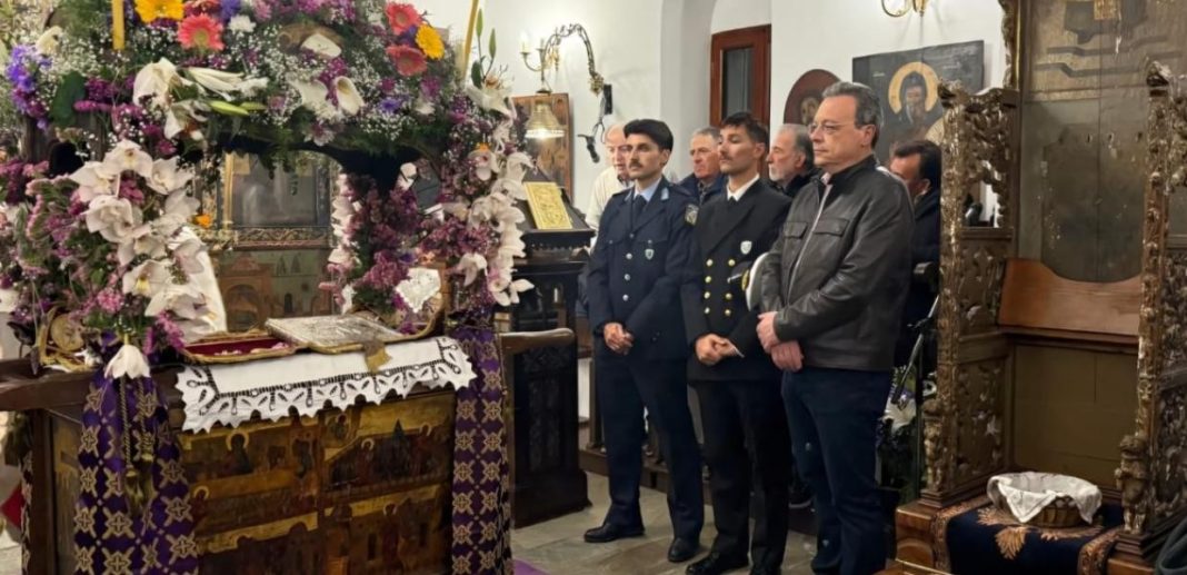 Στη Φολέγανδρο παρακολούθησε ο Σωκράτης Φάμελλος την ακολουθία και περιφορά του Επιταφίου