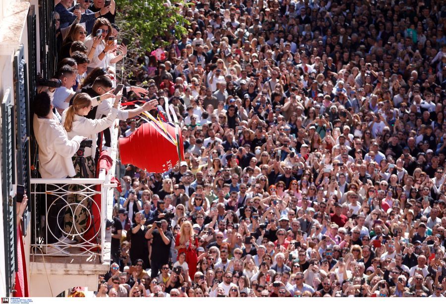 Κέρκυρα: Εντυπωσιακές εικόνες από την αναβίωση του εθίμου των μπότηδων