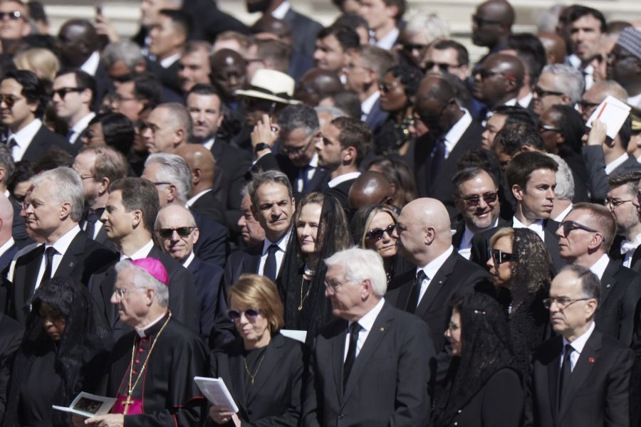 Όταν η ειρήνη αναζητάται στο πένθος: Οι διπλωματικές κινήσεις στην κηδεία του Πάπα και τα «πηγαδάκια» που την επισκίασαν