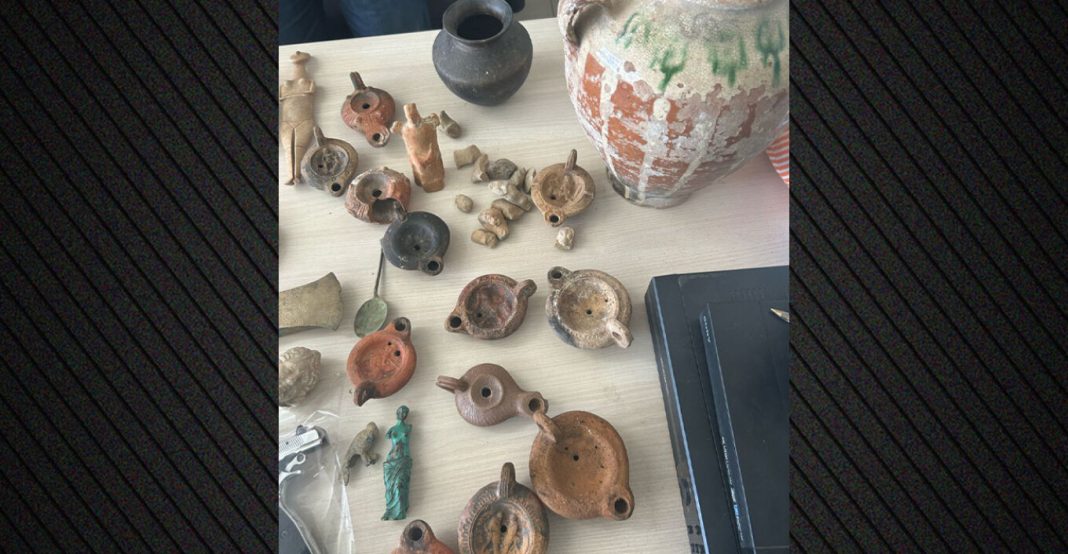 Διευθυντής δημόσιας υπηρεσίας σε μεγάλο κύκλωμα αρχαιοκαπήλων στο Ηράκλειο – Εντοπίστηκαν αρχαιότητες αξίας 3 εκατ. ευρώ, δείτε φωτογραφίες