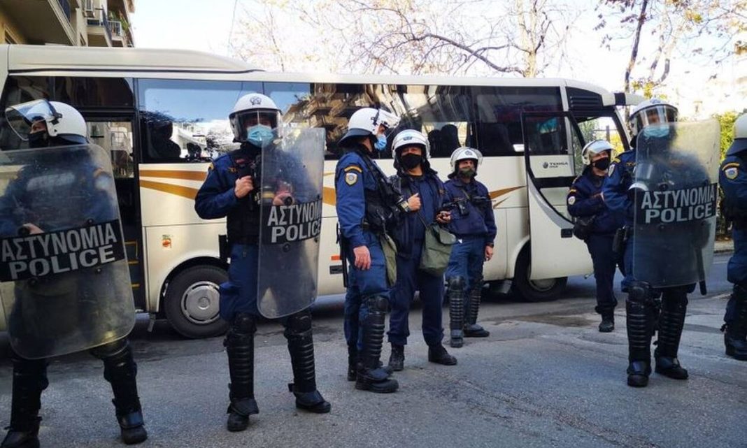 Εξάρχεια: Αστυνομική επιχείρηση για εκκένωση κατάληψης κοντά στο λόφο Στρέφη