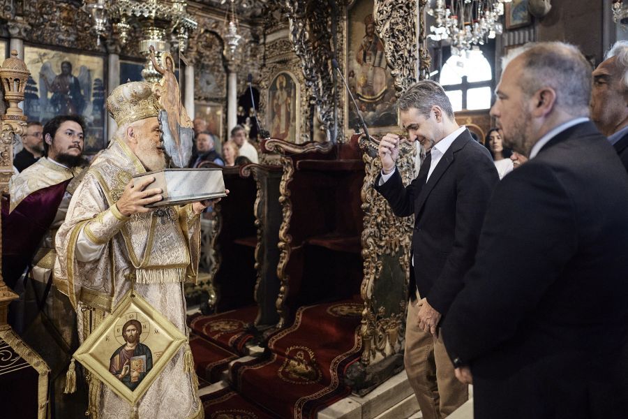 Ο Κυριάκος Μητσοτάκης παρακολούθησε την Πρώτη Ανάσταση στην Τήνο -Το μήνυμα του Μητροπολίτη Σύρου