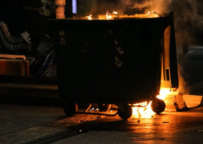 Θεσσαλονίκη: Φωτιά σε κάδο απορριμμάτων-Επεκτάθηκε σε σταθμευμένα ΙΧ