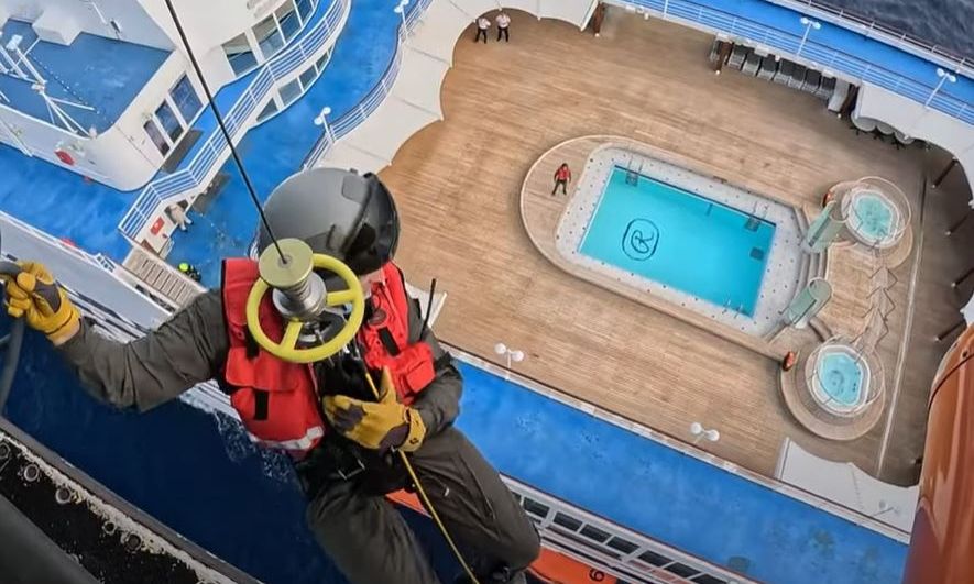 Ρόδος: Ελικόπτερο Super Puma επενέβη για τη διακομιδή επιβάτη κρουαζιερόπλοιου – Δείτε το βίντεο
