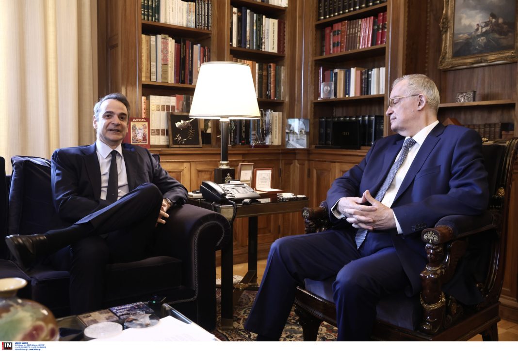Ο Κώστας Τασούλας υποδέχεται τον Κυριάκο Μητσοτάκη στο Προεδρικό Μέγαρο