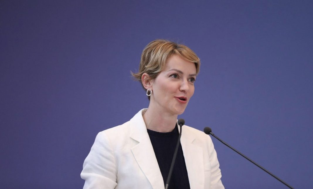 Σδούκου: «Το ΠΑΣΟΚ να αφήσει τις εκθέσεις ιδεών και να μας πει με ποια μέτρα διαφωνεί»