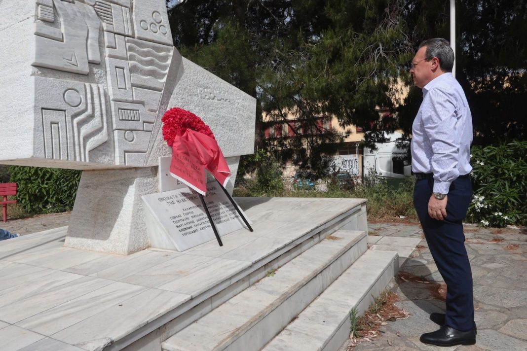 Σωκράτης Φάμελλος: «Συνεχής η μάχη κατά του φασισμού» – Στο Μνημείο Πεσόντων της Μάχης της Ηλεκτρικής
