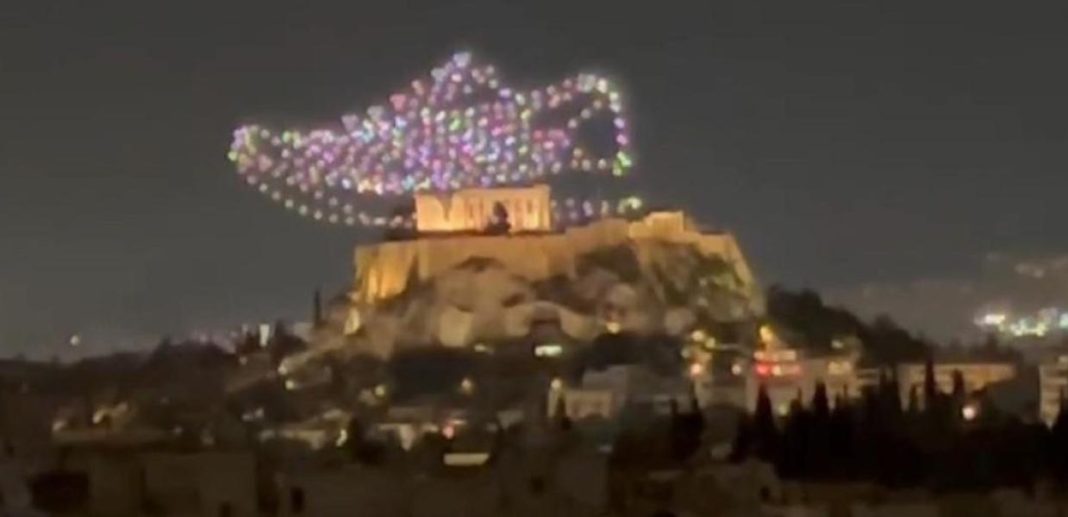 Η εικόνα μέσω σμήνους drones του αθλητικού παπουτσιού που «πατά» πάνω στην Ακρόπολη για διαφημιστικούς λόγους, αποτελεί προσβλητική εμπορευματοποίηση του πυρήνα της πολιτιστικής μας κληρονομιάς. Με ποιο κριτήριο έγινε η αποδοχή μίας τέτοιας πρότασης όταν τον περασμένο μήνα το Υπουργείο Πολιτισμού δεν έδωσε άδεια στον σκηνοθέτη Γιώργο Λάνθιμο για τα γυρίσματα της ταινίας του στον αρχαιολογικό χώρο.