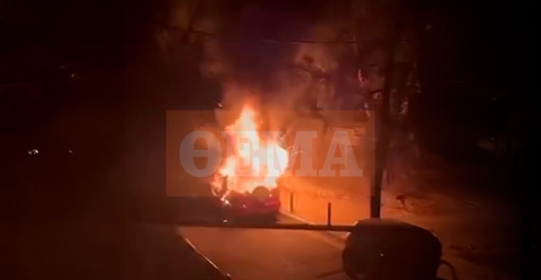 Θρίλερ στο Παγκράτι: Ξαπλωμένος στο κάθισμα ο άνδρας που βρέθηκε καμένος σε αυτοκίνητο – Δείτε βίντεο από τα πρώτα λεπτά της φωτιάς στο τζιπ