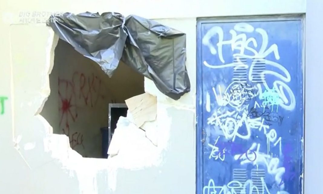 Νέα Ιωνία: Απίστευτος βανδαλισμός σε σχολείο – Άνοιξαν τρύπα με βαριοπούλα και έκαναν γκράφιτι