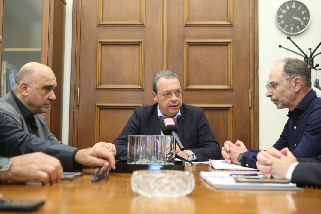 Φάμελλος: Πετάμε φθηνή πράσινη ενέργεια στα σκουπίδια – Την «πληρώνουν» μικρομεσαίοι και καταναλωτές