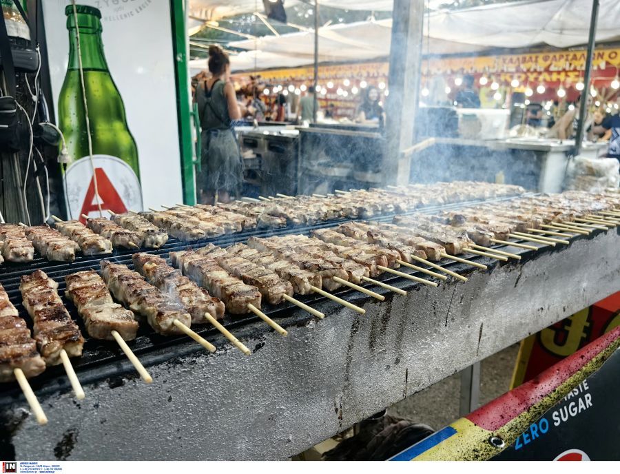 Η κυβέρνηση απαγορεύει τις υπαίθριες ψησταριές στα πανηγύρια και στέλνει τους συλλόγους στα catering